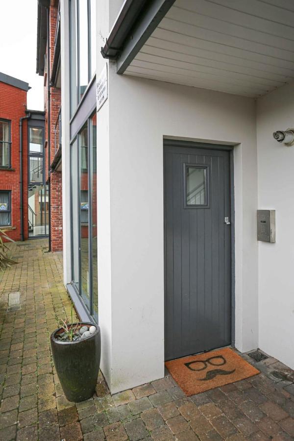 Funky City Apartment - Secure Parking - Wifi - Sleeps 6 - No Parties Белфаст Экстерьер фото