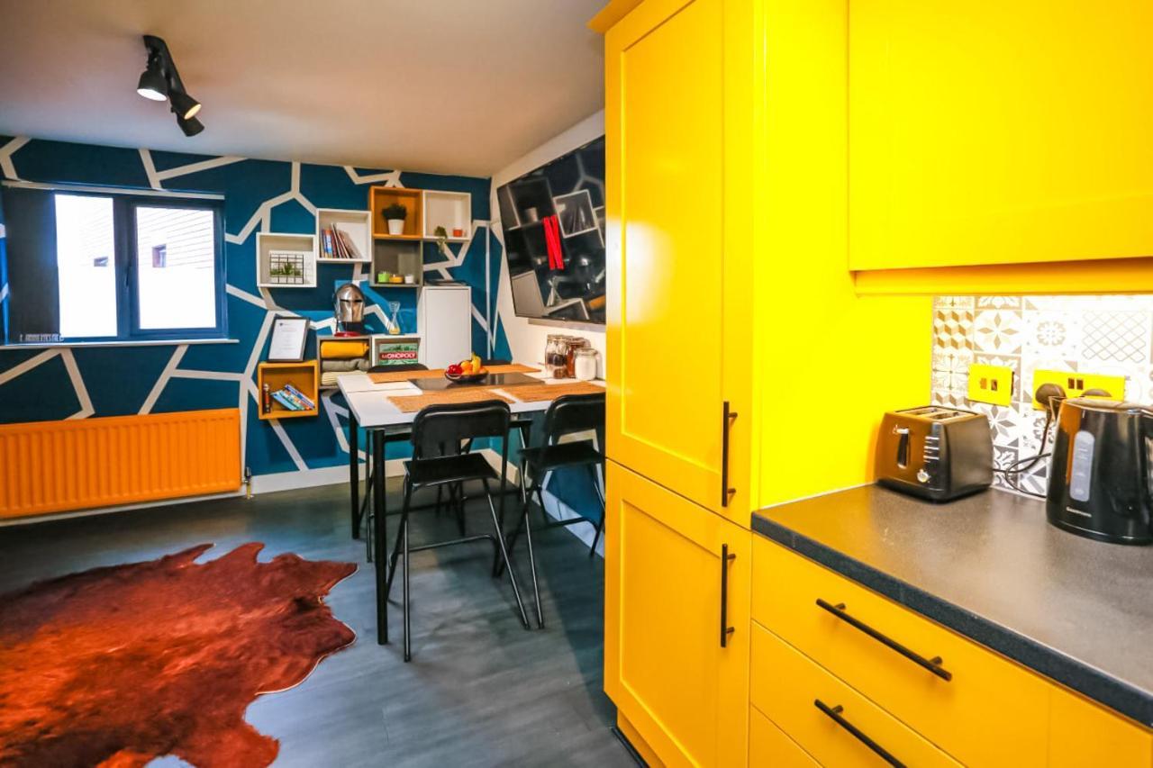 Funky City Apartment - Secure Parking - Wifi - Sleeps 6 - No Parties Белфаст Экстерьер фото